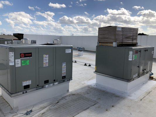 Zero Degrees-Davie, FL. Installation of 2 Trane RTUS