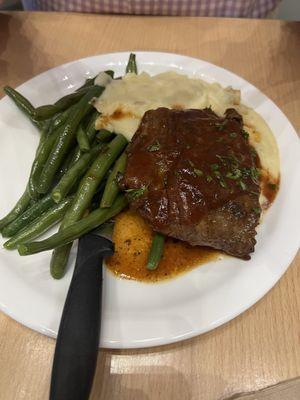 Sirloin, potatoes and green beans