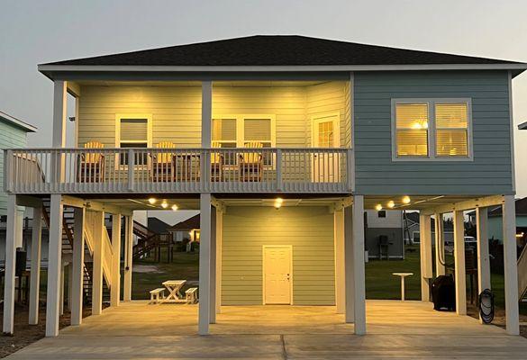 Centrally located between Rockport Beach and Port Aransas, Catchin' Paradise is your perfect vacation rental.