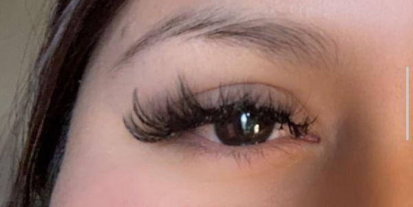 Wispy lash extensions