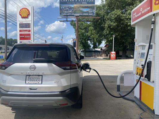 Filling-up my cousin, Elaine's new car, before she drives it home to Oklahoma!