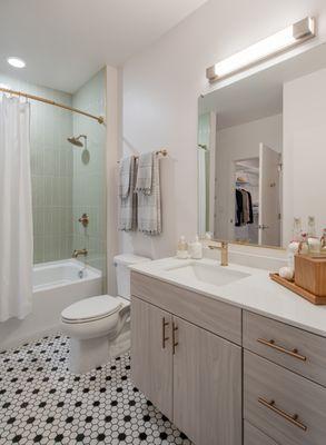 bathroom with shower tub