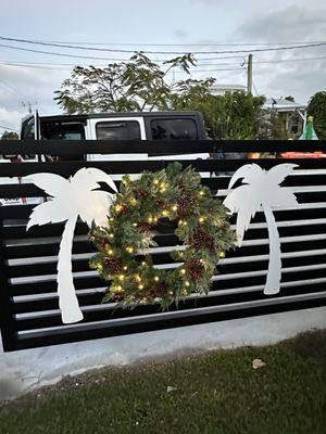 This gate was done with palm trees. They were fast also the best price ever.