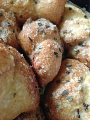 GARLIC KNOTS.