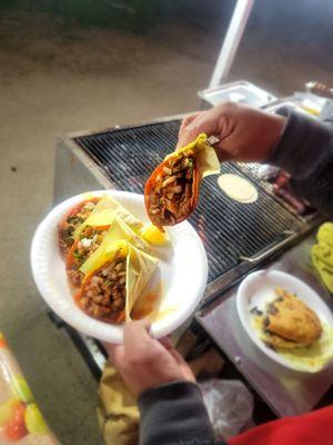 Tacos de birria de res estamos ubicados en bakersfield ca en la panama ln y old river rd tambien