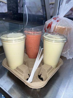 Large Pineapple & Strawberry Smoothies