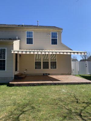 Retractable awning