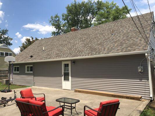 Atlas Pinnacle Pristine asphalt shingle roof with vinyl siding and seamless gutters in York, Pa