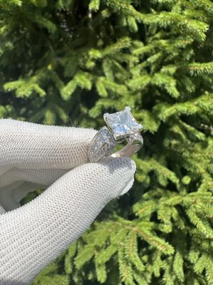 Princess cut engagement ring