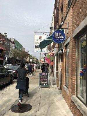 Walkable area with multiple shops surrounding. And street parking; thumbs up!!