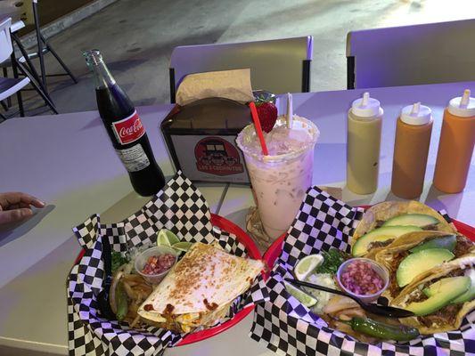 Los 3 Cochinitos Especial Maíz  Mexican Coke  Agua Fresca horchata con fresa  Cochinita quesadilla