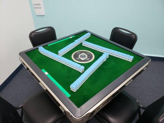 Automatic mahjong table for easier shuffling of the tiles. 自动麻将桌