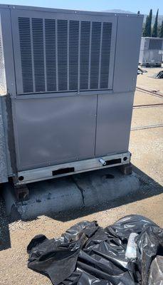 Job of 10 HVAC package unit installation in commercial building.