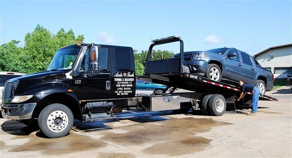 24-HR TOWING SERVICE