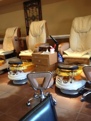 Beautiful foot spas. I loved the massage chairs.