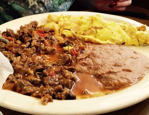 Papas con huevos with carne guisada