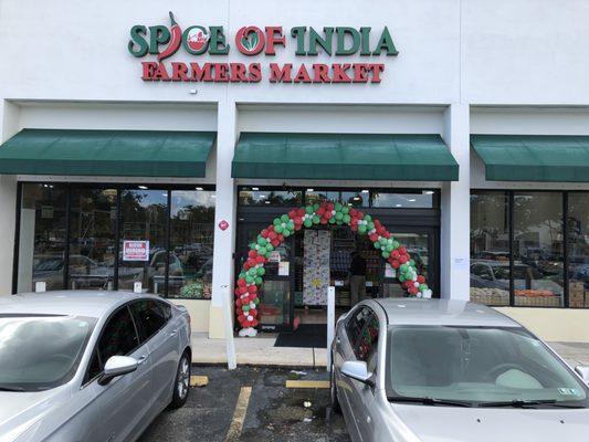 Spice of india , grocery and farmers market .