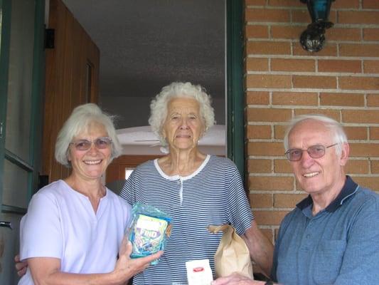 Volunteers delivering a meal to a client