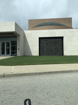 Building with water feature