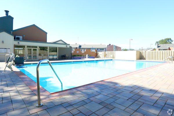 Heated pool from April to October