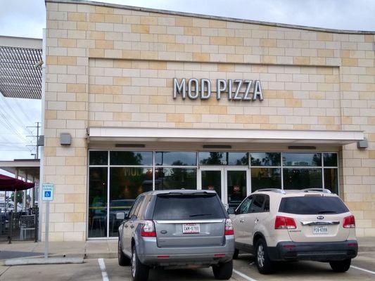 MOD PIZZA exterior view.