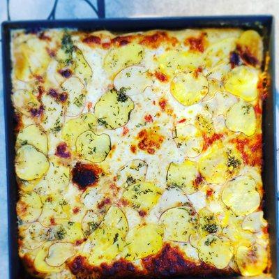 Sicilian pizza with garlic cream sauce and potatoes