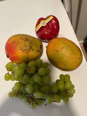 Mangoes, grapes and half spoiled red pepper...What happenings to you guys,you guys where good at sometimes.