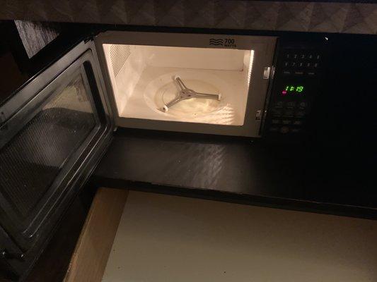 Who steals a tray from a microwave?