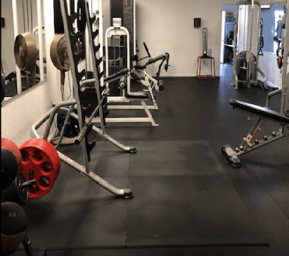 One of the rooms. Full rubber floor, Squat rack, Bench Press, Deadlifts, Dumbbells. Leg Extensions, Leg Curl, Full dual cable pulley system