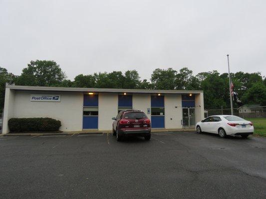 Accokeek Post Office frontal view and parking lot.