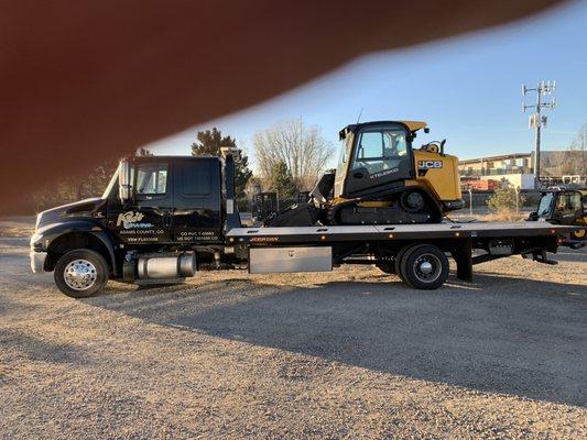 Delivering a brand new skid stir from Flaska JCB, to CADRE General contractors.