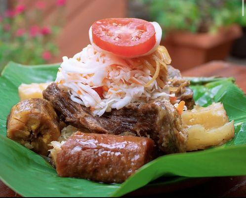 Baho Nicaragüense: yuca, carne de res, vegetales, plátano verde y maduro