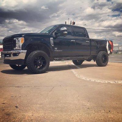 20 x 10 Fuel Couplers with 35" Mud Tires and Leveling Kit.