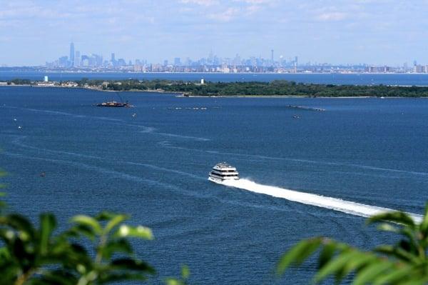 Close to Manhattan by fast ferry service!  Within 34-45 minutes commuters can be in New York.  Enjoy a show or go shopping.