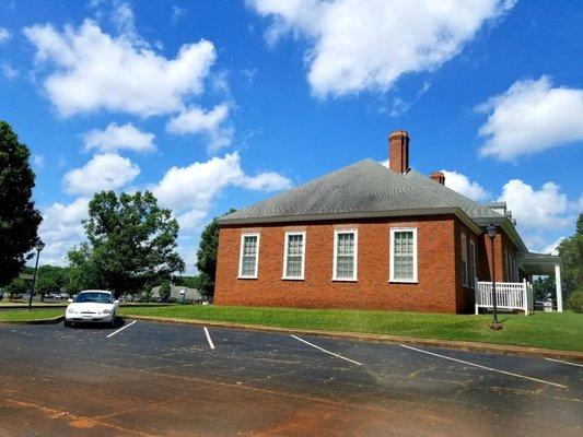 HIGHTOWER MEMORIAL LIBRARY exterior side view in Thomaston, Georgia.