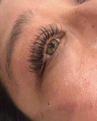 Hybrid Volume Eyelash Extensions