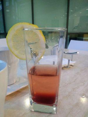 Berry tea with lemon