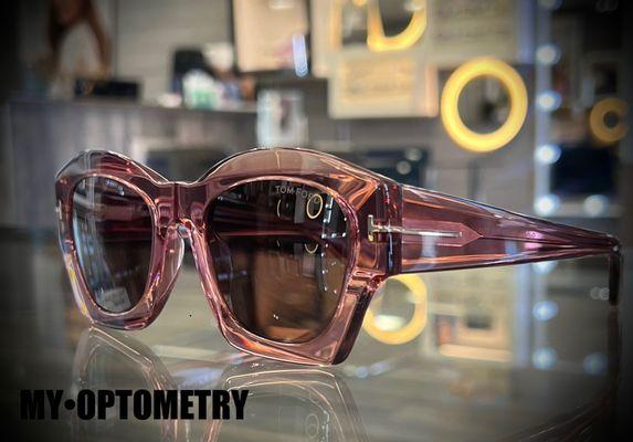 Tom Ford's pink sunglasses blend style and subtlety, featuring a gentle pink frame with soft gradient lenses and a discreet "T" logo.