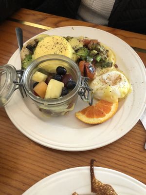 Vegetable medley Benedict with fruit cup