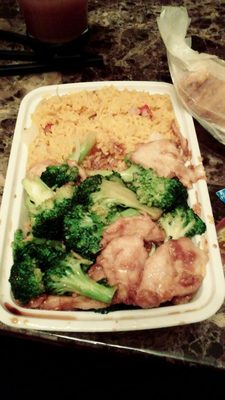 Chicken with broccoli in pork fried rice