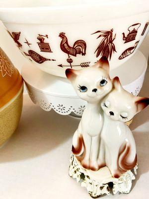 A sweet vintage Siamese cat lamp and the most amazing condition of vintage Pyrex bowls I've ever seen!