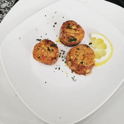 Pan Seared Scallops with Garlic Butter sauce topped with Lemon Zest and Parsley