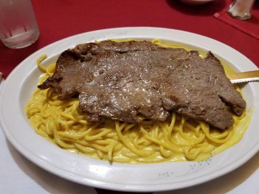 Tallarin a la huancaina con bistec