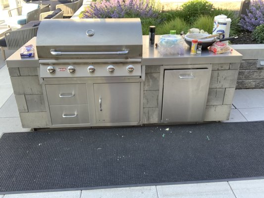 This is what the grill looks like in the morning after a long night of guests of residents partying hard.  Outstanding, isn't it?