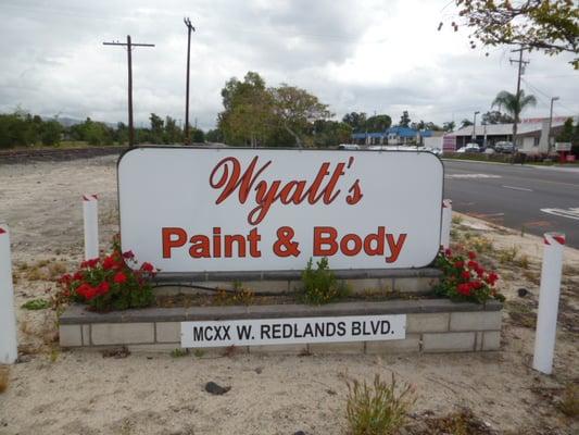 Street signage on Redlands Blvd.