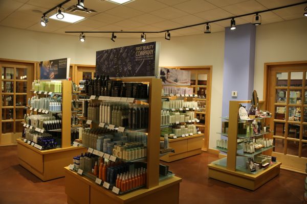 JUUT Aveda retail store in Kowalski's Market is where you can get all of your favorite skin, hair and makeup Aveda products.