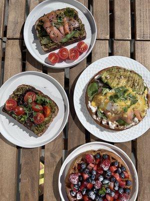 Breakfasts:
Avocado toast veggie
Chicago toast with salmon
El waffle
Waffle with berries