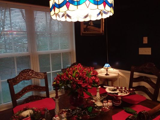 Small corner lamp and red vase purchased thru Ligon Auctions