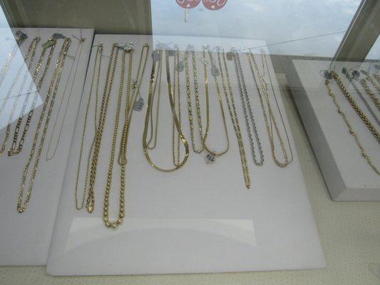 Shop gold necklaces of all types. Buy gold necklaces at the best price.