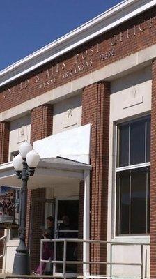 entrance of Wynne post office